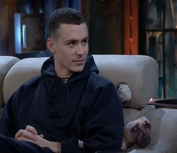 ☼.:｡☽; de un sunet strident, plăsmuit de glasul lui Ester. Aude și dă caustic din cap. ‘Ha.; Ha. Sper că eu.’ Se opri o clipă cu privirea pe ea; îi zâmbi slab, apoi se uită în spatele ei.  ‘Unde e, apropo?’ Din spatele băncii, umbrit de crengile pomului, se arătă Gerald. Chipul, stors de
