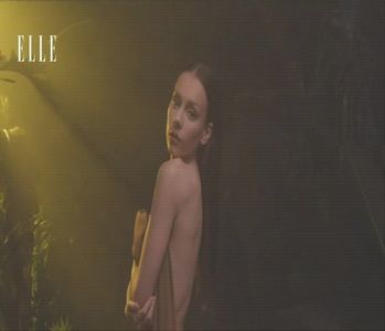 ╰　·• „Vezi ce zici, durule.”, cu vârful sandalei ce i se încolăcea pe picior până la genunchi; îl împunge ușor în osul tibiei, mijindu-și ochii la el. Tonul său se voia a fi mustrător, însă cu un iz protectiv. Cuvintele-i sunt suflate-n îndepărtare atunci când Gerald se materializează asemenea 
