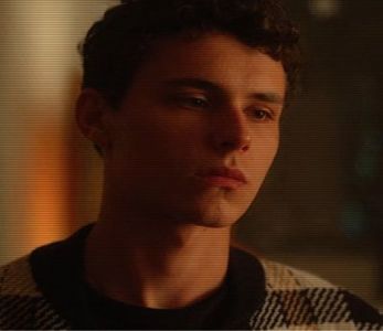 ☼.:｡☽; Razele argintii se infiltrau printre ramurile coborâte la pământ; amurgul de; seară, fluturat în albastru, lumina un chip plăpând, vlăguit. Deși râse, o privi pe ea confuz. ‘Ești ok?’ Apoi își aplecă spatele; își poposi coatele pe genunchi și fumă. Inițial îi privi chipul
