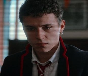 ☼.:｡☽; lui Gerald din profil; era întors la el cu jumătate de față. Când dăduse de acea; seriozitate atipică, își îndreptă spatele. Ba chiar își suci un picior pe bancă și se întoarse cu totul spre el. ‘Ce s-a întâmplat?’ Confuz, râse nervos, apucă plicul și citi expeditorul. Când îi
