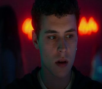 ☼.:｡☽; apăru numele în față, pupilele erau dilatate; îl mustră pe el cu privirea. Plicul îi; căzu aproape de poală, și putu auzi lanțul, pandantivul și broșa izbindu-se de bancă; își dădu seama. Un minut rămase mut; se așternu liniștea. Citi și, pe măsură ce citea, simțea un nod în gât; se
