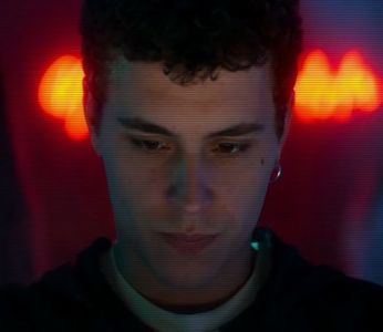 ☼.:｡☽;  îngălbeni. Îi tremură puțin buza, dar o prinse cu dinții. Ochii erau decăzuți;; privea în gol, mâhnit, nervos, fără nicio expresie; trase aer în piept și se ridică. Își așeză plicul la spate. ‘Mergem?’ Glasul era tăios; nu se uită la niciunul.
