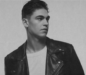 থৣĦғᴛ؟ℬᵉ̶̶ᵃ̶̶ᵘ̶̶ℛᵉ̶ᵍ̶ᵃ̶ʳ̶ᵈ͠ ༈٫ încărcat de parfum. Ochiul lui se curma, uneori, peste niponii ce; pliveau petice de grădină năpădite de iederă, glicină și flori albastre de violete. Privea o clipă, apoi îl întorcea pe masă – avea în mână un pahar de Whiskey Highball, iar ultimele raze ce se
