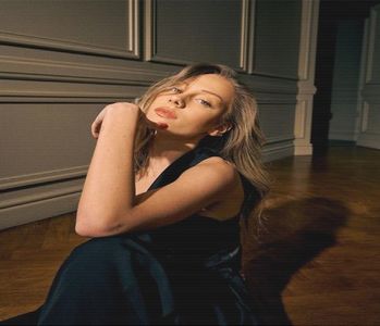 ╰　·• Îi surâse afabil, însă slab, suficient încât să nu dea de bănuit ulterior; își spionase; fratele fugitiv, însă acesta părea că avea nori mult mai plumburii de înfruntat. Rămase tăcută pe parcursul discuției succinte, iar atmosfera apăsa greoaie pe creștetele celor prezenți. Privirea-i căz
