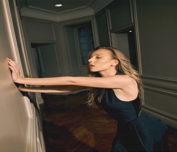 ╰　·• silențios acordul, însă ea s-ar fi retras în cameră. Tocmai de aceea la bifurcația către; bar, Ester le atrase atenția și îi salutase, ea continuând către lobby și mai apoi către lift.
