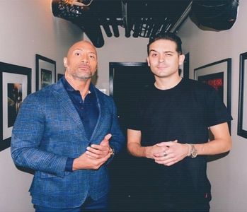 ̷͡︽.　· apropiindu-se de bar, îl zărește pe Hero. Când se apropie de el, îl bate de câteva ori; pe spate, întâmpinându-l cu un zâmbet în colțul gurii. „Ai decis să mă iei drept exemplu și să-ncepi să bei singur? Nu sunt chiar un role model, știi?”, ia un loc lângă el.
