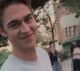 থৣĦғᴛ؟ℬᵉ̶̶ᵃ̶̶ᵘ̶̶ℛᵉ̶ᵍ̶ᵃ̶ʳ̶ᵈ͠ ༈٫ se așezau, ochiul îi încolțise pe obrazul tăios al lui Gerald. Se; concentrase tot acolo iar frăgezimea-i verde, odinioară palidă, căpătase consistență. Paharul și-l uită undeva în aer. „Momentele critice nu au nevoie de companie.”
