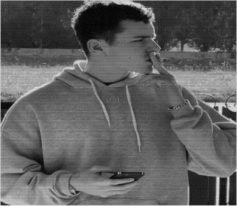 ☼.:｡☽; În locul pipei de atunci stătea o țigară. De cealaltă se lepădase; era prea groasă; pentru forfota lui lăuntrică; și-l irita. Și pe drumul din piatră, pustiit, îl iritau toate; mergea cu pași mari, cu ochii în pământ și cu inima strânsă. Nu îndrăzni să le furnizeze un răspuns;
