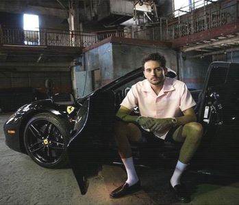 ̷͡︽.　· Întâlnirea vizuală cu irișii tulburi ai amicului său îl amuză, lăuntric însă: doar niște dâre; aproape imperceptibile-i decorau buzele în culorile amuzamentului. Regăsea ceva oarecum comic în mimica lui Hero de fiecare dată când acesta avea câteva pahare la bord, iar modul în care flutura
