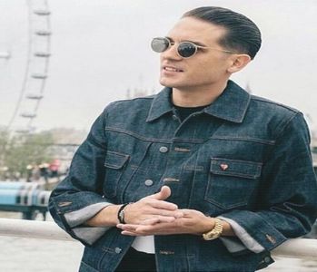 ̷͡︽.　· acum paharul nu făcea altceva decât să-i alimenteze starea. Reușește-n ultima secundă; să preia frâiele unui râset ce izbutea să iasă pofticios când replica acestuia, atât de încărcată de înțelepciune, îi părăsise buzele. Își înalță mâna iar palma deschisă și-o așază pe spatele lui, la
