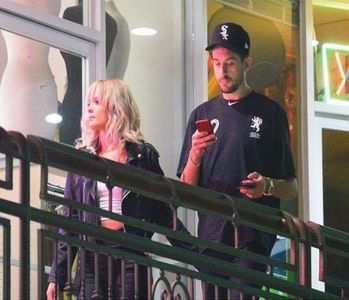 ̷͡︽.　· nici acolo. Își ridicase privirea de la Hero pentru a-l întâlni pe Aron pe partea cealaltă,; iar ceva asemenea unui mic nod i se crease-n mijlocul gâtului, lăsându-i un gust amar în gură. Era destul de sigur că aceeași senzație trăia și amicul său cârlionțat, însă la grade exponențiale.
