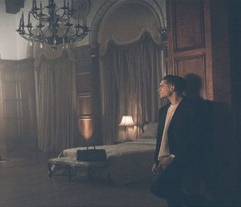 ̷͡︽.　· Îl neliniștea artificiala acalmie în care se-nfășurase, asemenea unui cocon, iar ultima; lui intenție era aceea de a-l lăsa să fiarbă în starea aceea. Enunță mai tare, cât să-i frângă bariera. „Hei frate,” și-l indică din reflex din bărbie. „Ai vrut să mă scoți la un pahar, ce-mi recomanz
