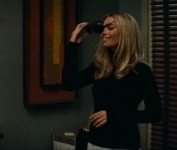 ›εϊз̤٢ ࢱ⋄‹̣̇͘͘͘.; O cunună frez, cu petale delicate, împletită măestrit –; cunună pe care și-o însuși nesincer, după ce o înșelă pe proprietară [întâlnită cazual pe drum] că-i va expedia adorabilul dar amicului său; minți. O minciună sfruntată!
