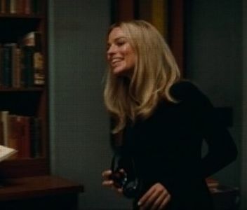 ›εϊз̤٢ ࢱ⋄‹̣̇͘͘͘.; Și-l însușise. Îl furgăsi. Se vântură, de cum posomorâtul chip se îndepărtă de; dânsa, cu o nerușinare atroce; cu aerul acela despre care vă vorbeam la început. Aerul care o dominase, care-i dominase pasul, o făcu să deprindă o mișcare a șoldului nonșalantă, de triumf, de mândrie
