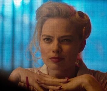 ›εϊз̤٢ ࢱ⋄‹̣̇͘͘͘.; inumană; aparte, drăcoasă. Avea chef să glumească cu ei, și să se amuze, să; se amuze tare; și ei stăteau așa, cu gâtul frânt, ca niște flori ofilite sub soare... Cel mai înalt dintre ei, bine-cunoscutul părtaș la rele, răsărea deasupra acestor coloane fracturate și veștejite,
