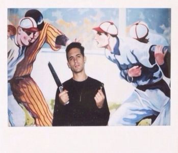 ̷͡︽.　· Aerul deasupra lor se-ncărcase, se electrizase; semnătura-i aparținea blondei ce; tocmai se unise lor. Gesturile subtile și remarcile poznașe, drăcoase, erau toate înrămate de privirea lui încă netulburată de ambrozia ce-i cânta șoptit în surdină, din spatele pereților de sticlă.
