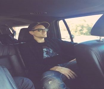 ̷͡︽.　· Flacăra ce ardea-n mocnită-n valurile din irișii ei îl surprinde-n flagrant, mai apoi colțul; gurii sale curbându-se într-un rânjet oarecum șotios, curios. Gestul executat pentru a se apropia cu scaunul de el îl amuză, detaliu care i se citește-n finele cute din jurul ochilor. Conservă același
