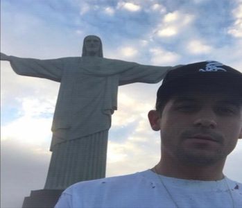 ̷͡︽.　· aer și-n urma replicii acesteia. Lovește ușor cu vârful arătătorului coroana ce se încâlcea; maiestoasă în buclele aurite și vălurite. „Cum adică? Văd că ai adus și coroana de flori. Dar în afară de capacitatea lui Hero de a construi o propoziție lucidă și ne-enigmatică, nu cred că avem
