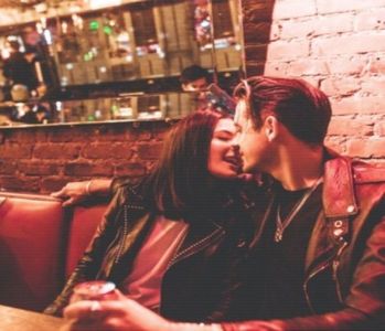 ̷͡︽.　· Hero, ca într-un final să-și susțină ambele coate de tejghea și să-i ofere lui Margot; atenția lui. „So, waddup shawty? Te fac niște shot-uri?”
