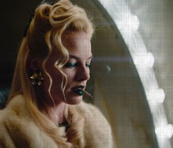 ›εϊз̤٢ ℛ❬ⱸʇᴉsⱺɹɥɔ❭⚘∶ǭṳάṛṭⱿ　ࢱ⋄‹̣̇͘͘͘.;  Își astâmpără zâmbetul cu greu; obrazul i se crispa; necontenit. Cu acele petale dalbe, dulci și fine, muntele acesta uman arăta caraghios. Singura soluție pentru a-și cuminți râsul fu să-și tăinuiască buzele în materialul mânecii de culoare macului; și
