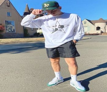 ̷͡︽.　· câteva momente, căci un alt gând își făcuse apariția. „I would be furious, Watson,”; prezervă accentul britanic totuși. „but as a matter of fact I know how much you love those bloody leaves, so I will choose to be flattered instead.”, înalță un păhărel când acestea ajung.
