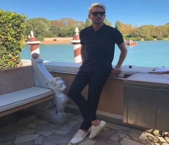 ̷͡︽.　· Își umezește spațiul între degetul mare și arătător cu lămâie, presărând sare deasupra,; totul în timp ce-i răspunde. „Sincer, mi-e că probabil o să fiu eu cel care n-o să vrea să rămână pe aici când celălalt e beat..”, o privește subtil, fugitiv, cât să-i paseze aluzia, însă nu poposește
