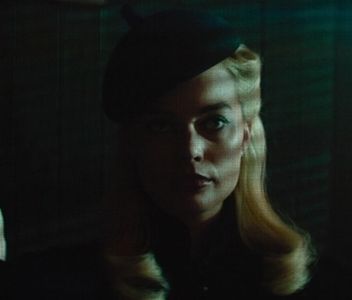 ›εϊз̤٢　ࢱ⋄‹̣̇͘͘͘.; lui... cu acea coroniță diafană încă poposind pe poalele frunții sale late, discur; -sul acela... nu putea să-l ia în serios. Își sprijini cotul de masă și obrazul și-l culcă în palmă, privindu-l cu un soi de beatitudine în ochi în timp ce un vacarm de cuvinte îi ieșeau din gâtlej.
