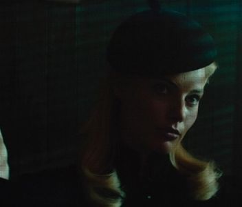 ›εϊз̤٢　ࢱ⋄‹̣̇͘͘͘.; O ploaie de petale încă se prăvălea pe tejghea, iar el le sufla căderea cu aerul; cald ce-i scăpa printre buze în timp ce rostea fel și fel de aberații. Se apropia, mai mult în joacă, fără să poarte cu adevărat vreun interes pentru scuzele și explicațiile lui deșarte. Nu avea de
