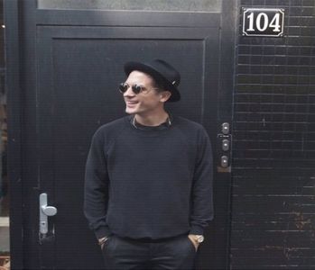 ̷͡︽.　· agitaseră, îl neliniștiseră, și astfel i se închisese stomacul. Faptul că-și dăduse; seama de acest lucru îl făcuse să chicotească de unul singur, în timp ce privirea-i este pierdută-n gol pentru o fracțiune de secundă. Rupe transa, apropiindu-se acum de ea la îndemnul ei. Nu pășise p
