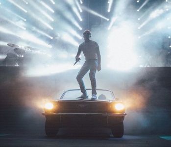 ̷͡︽.　· peste pragul euforiei, însă era relaxat, mult mai relaxat față de obicei. „Știi ce, Mărgărint; de fapt, chiar aș vrea să te văd. Însă! Însă, dacă nu vrei aici, înțeleg. Înțeleg. Deci, ce zici.. dacă ieșim și căutăm un bar unde nu te vede nimeni? Și poate.. poate ne oprim și la karaoke, hm?”
