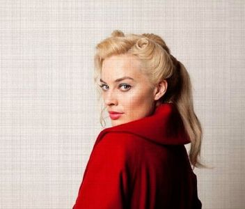 ›εϊз̤٢ ࢱ⋄‹̣̇͘͘͘.; neguroasă, fumul ce îi învăluia șuvițele îi oferea părului ei o nuanță sur și; ștearsă, asemănătoare untului sau șampaniei. Sugestia lui, ce apăru subit, nu lăsa vreo impresie pe chipul ei. Trecea cerculețe cu degetul pe tejghea, și genele lungi păreau să-i fi sigilat vederea
