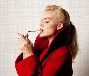 ›εϊз̤٢ ࢱ⋄‹̣̇͘͘͘.; așa, cum era cu privirea plecată, dar ochii încă erau deschiși și urmăreau; vigilent umbra albă lăsată efemer în urmă de atingerea ei pe lemnul de culoarea scorțișoarei. “Da, am auzit de cariera ta... de scripcar. Nu doresc a o încuraja. E destul că stau cu tine, aici...
