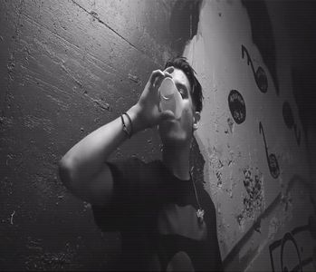 ̷͡︽.　· Deși Gerald nu realiza neapărat, executa orice gest cu o anumită încetineală; bulbucă; ochii, ridicându-și ambele palme la nivelul feței, pe de-o parte și alta, iar în lumina ușor opacă arată chiar caraghios cu coronița ce-și schimba de câțiva centimetri locul ori de câte ori dădea din 
