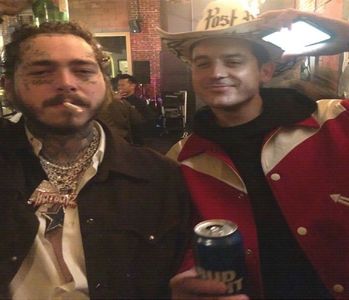 ̷͡︽.　· cap. „De ce te ambalezi așa, Mărgărinto? Ți-a trecut sezonul și ești pe ofilite?”, atrage; atenția barmanului, iar în timp ce acestuia-i ia câteva secunde bune să vină la ei, Gerald înșfacă un meniu din apropiere și-l deschide. Privirea-i alunecă frenetic asupra băuturilor scrise în ambele 
