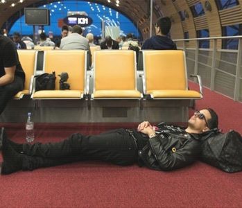 ̷͡︽.　· prietenei sale. Aluzia la seara de pe vas îi cam taie elanul însă, iar acum, parcă istovit; până la oase, își proptește coloana de speteaza scaunului, lăsându-și mai mult simbolic umerii-n jos, pentru a completa reacția. „Mersi, acum mai vreau un shot. În orice caz...
