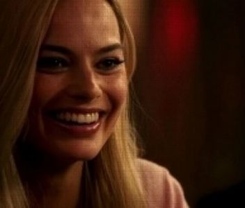 ›εϊз̤٢ ࢱ⋄‹̣̇͘͘͘.; itinerar haotic: ba pe un spic de grâu auriu ce-i râura peste umeri, ba pe breto-; -nul ce-i obtura vederea, ba pe lemnul rece, apoi pe obraji; și sălta cu un clinchet de râs când își simți palmele gheață peste pielea fierbinte. În fine, se bucură și mai tare că cedase; era buf, se
