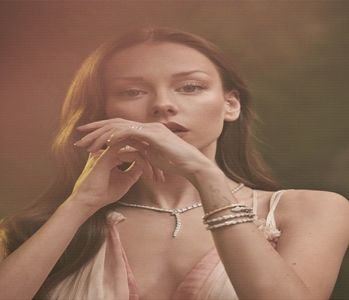 ╰　·• la el, iar la cât de zen se arăta acesta, ideea că probabil era deja amețit îi trece prin; minte. Se ține scai de el și când acesta se desprinde de bar, pentru a se îndrepta către piscină. „Cine doarme cu șosetele pe timp de vară?! Sau, în general. Maniacule! Fii și tu normal..”
