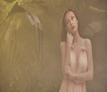 ╰　·• „Știi, uneori te contemplez și mă gândesc: what went wrong? Și nici până azi nu am; ajuns la un răspuns.”, pufnește printre buze, să se facă auzită. Îl urmase orbește, așadar că sesizează destinația doar atunci când Aron le adresase întrebarea retorică. „Ceeee.. eu nu mă cert. Eu..
