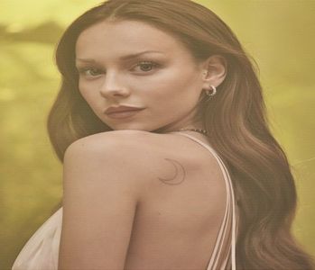 ╰　·• eu discut, da.”, profită de puținul spațiu care se crease având în vedere că Aron se; ridicase-n capul oaselor și ia un loc pe o porțiune din șezlong. Îi zâmbește candid, dinții albi ca floarea de bumbac iluminându-i chipul. „Ia, dă-mi și mie una.”, îi indică țigara ce-i atârna între b
