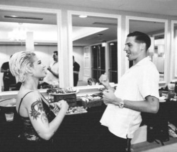 ̷͡︽.　· mi-ai făcut tu cinste cu asta.”, își balansează greutatea corpului pe piciorul stâng,; întinzându-l pe cel drept. „Ce zici, te fac o întrecere în piscină? Sau doar ce ai mâncat?”, chicotește scurt la eventuala scuză pe care ar fi putut să i-o ofere amicul său.
