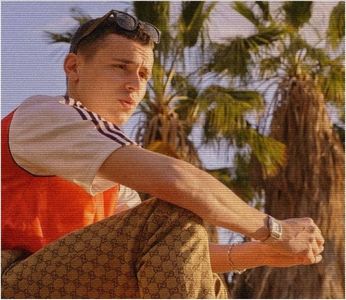 ☼.:｡☽; Prinse țigara din nou cu degetele; făcu un pas în spate cât ea ocupă locul. Și; în acea fracțiune, genunchiul ei îl atinse pe al său; dar el rămase nemișcat. O privea pe sub fumul cenușiu; cu părul ei în sclipiri arămii în jurul obrajilor de amiază târzie. Atingerea
