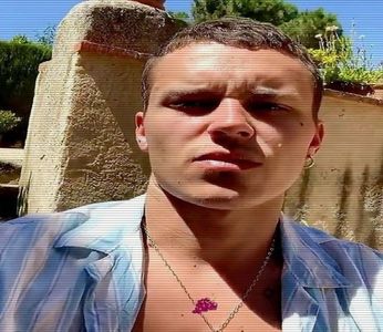 ☼.:｡☽; fermă nu îi gâdilă starea; se gândea la altceva. Și sub chipul aprins parcă; ieșeau pâcle de gheață, prinse cu un strat de amărăciune. Râse când i se adresă. ‘În spatele tău.’ Rosti distant, apoi își mută privirea. La vederea paharului, pufni. ‘Aia numești băutură?’
