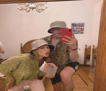 ╰　·• fum, făcându-se mai comodă pe șezlong. „Băieții..”, dă din cap dezaprobator, rostind-o; de parcă se voia a fi șoptit, după care continuă pe un ton de voce normal. „Aron să știi că G e cam amețit, dacă nu-l bați să știi că o să fiu foarte dezamăgită de tine.”, începe să râdă.
