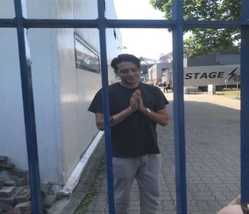 ̷͡︽.　· La auzul întrebării ușor înțepătoare Gerald își saltă sprâncenele, cu un aer intrigat; însă. La auzul propunerii amicului său îi răsărise și lui același zâmbet. „Okay, okay.. o să vedem noi după de ce ești în stare, amigo.”, fără vreun avertisment sau întrebare își abandonează paharul î
