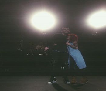 ̷͡︽.　· în mâna liberă a Esterei. Începuse să-i imite mișcările de încălzire ale lui Aron: dacă; e să fie franc, el ar fi sărit așa în piscină, dar acum ce era să facă, să se facă de baftă? Nu nu. „Nu sunt amețit. Ce-am băut e doar ca să trăiesc cu compania ta mai bine.”
