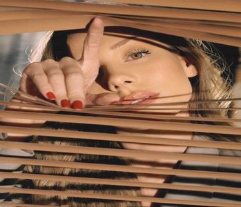 ╰　·• iar întrebarea lui Aron este întâmpinată cu o arcuire a sprâncenelor în timp ce aceasta; bea din Long Island. Voia să-i răspundă rapid și reușise doar să se înece, lucru care o face să râdă. „Vă aștept pe partea cealaltă, guapos. Baftă.”, i-o spune direct lui, înconjurând piscina.
