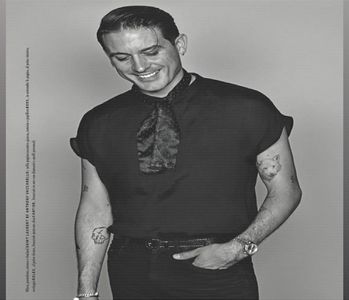 ̷͡︽.　· Nu era necesar un spirit de observație impecabil pentru a vedea cum camaradul său; era distras, iar Gerald intuise rădăcinile terebrante; iar ca un bun amic, încerca să-l aducă din nou cu picioarele pe pământ. „Cine pierde face cinste!”, îl împinse cu pumnul în umăr, bănuind că atin
