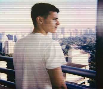 ☼.:｡☽; Spatele îi era învăluit de o cădere galbenă, legănată ușor de murmurul lin; al vântului. Șuvițele îi fluturau în aer; lungi, bătând în auriu închis. El le privi o clipă vârful apoi își mută privirea. Soarele, deși potolit, ascuns de un colț de nor, își vărsa încă lumina. Își 
