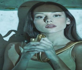 ╰　·• Își flutură mâna energic, cât să atragă atenția lui Harold; privirea-i fu întâlnită cu un; zâmbet vast și radios, făcându-i semn să se apropie de ea. Își încrețește nasul în direcția lui Gerald, după care-și ridică-n sus brațul liber, țipând -Start- în timp ce-l lasă să cadă natural la locu
