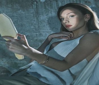 ╰　·• Execută câțiva pași în direcția crețului, pentru a reduce distanța. „Ceai? Se moare; de cald afară și mai e și pe înserate.”, îl privi oarecum derutată, după care-și mută privirea către apa piscinei ce-i înghițise pe cei doi.
